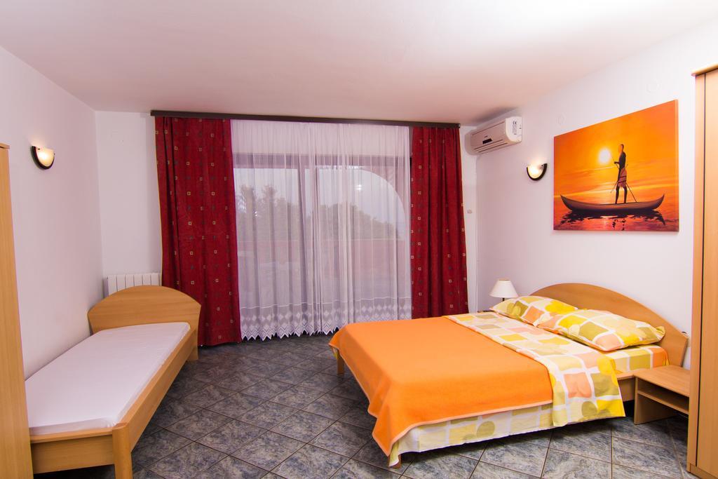 Apartmani Zuzic Krk Town Zimmer foto