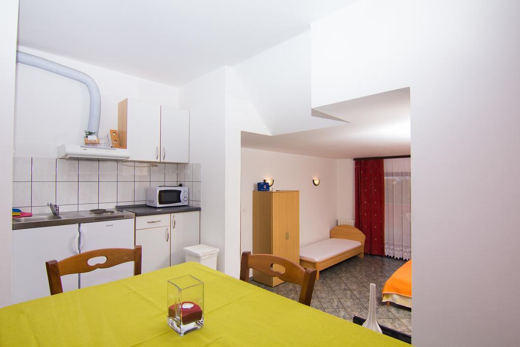 Apartmani Zuzic Krk Town Zimmer foto